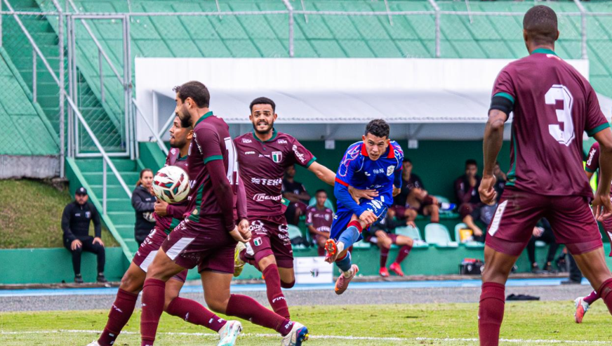 Golaço, vitória e liderança em Blumenau